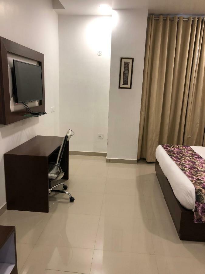 Royal Imperio Hotel Faridabad Ngoại thất bức ảnh