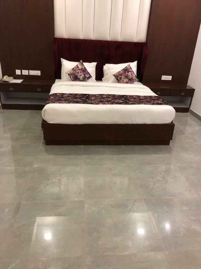 Royal Imperio Hotel Faridabad Ngoại thất bức ảnh